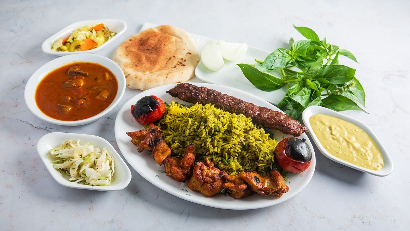 מגש קבב ופרגית על האש עם אורז ירוק, עגבנייה צלויה, פיתה וסלטים